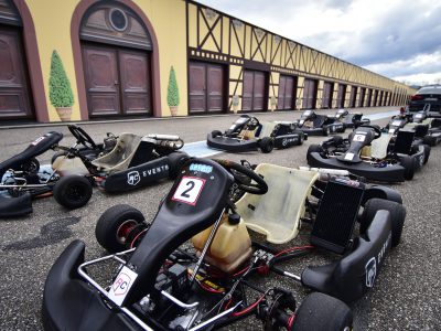 Kartings dans les stands