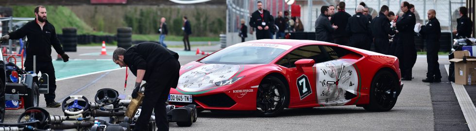 Une Lamborghini dans les stands