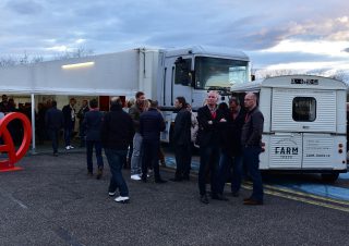 Les invités devant le camion RC EVENTS