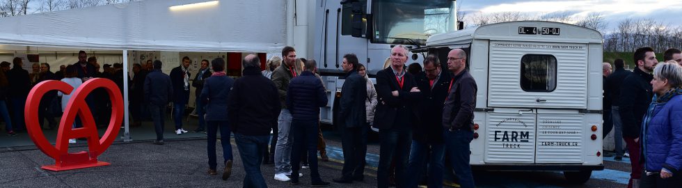 Les invités devant le camion RC EVENTS