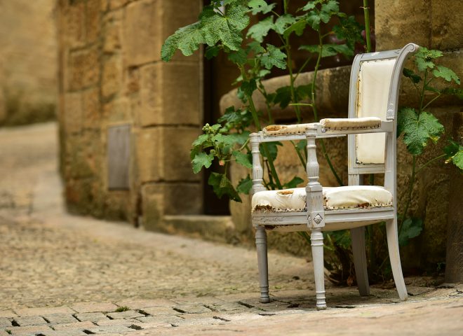 Vieille chaise dans les ruelles de Sarlat