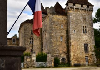 Drapeau tricolore devant le château de La Marthonie