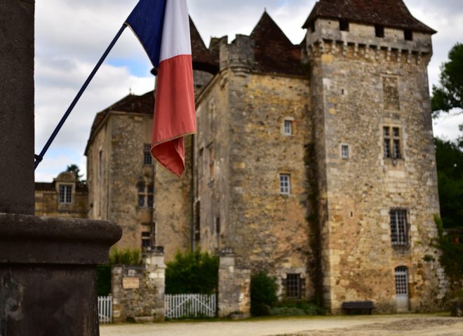 Drapeau tricolore devant le château de La Marthonie