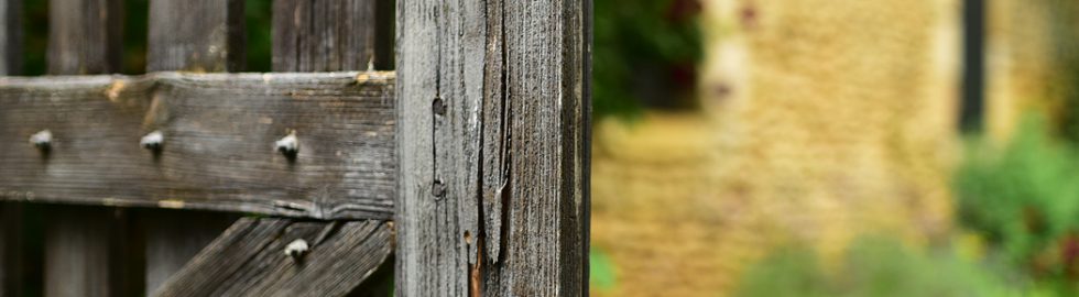 Serrure rouillée sur sa clôture dans le Périgord